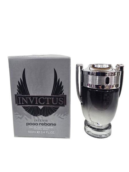 Perfume masculino Invictus Intense en frasco con forma de trofeo plateado y caja gris