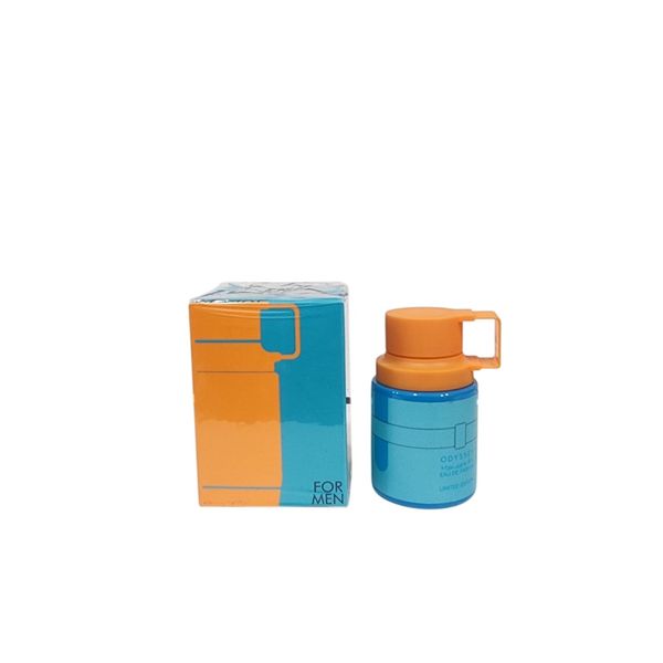 Perfume para hombre Odyssey con envase azul y tapa naranja junto a su caja de presentación.