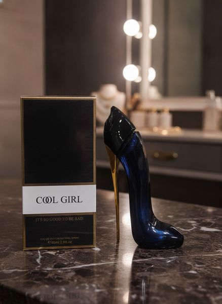 Perfume Cool Girl de 85 ml en frasco con forma de zapato de taco alto y caja de presentación