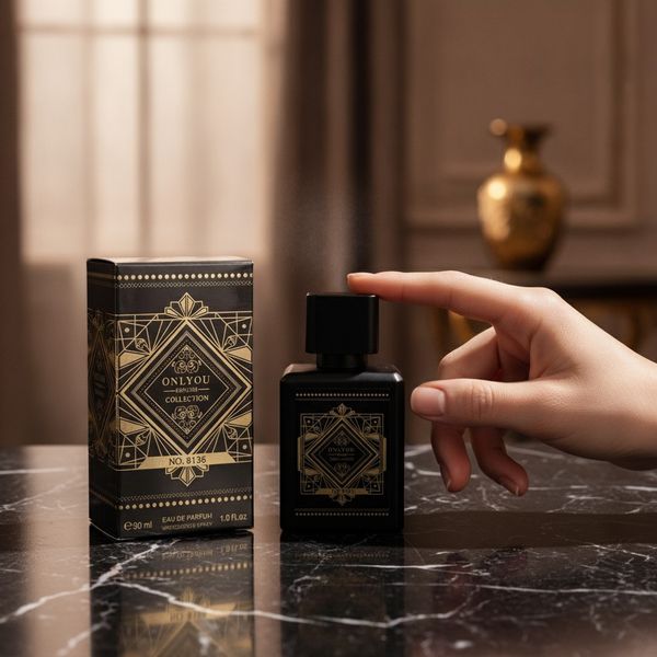 Frasco de perfume negro Onlyou Collection No. 8136 de 30 ml junto a su caja decorada en dorado y negro.