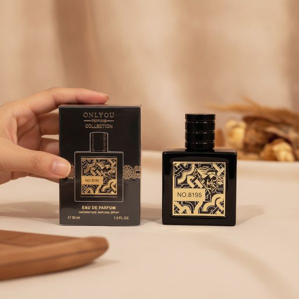 Frasco de perfume Onlyou No. 8195 de 30 ml junto a su caja
