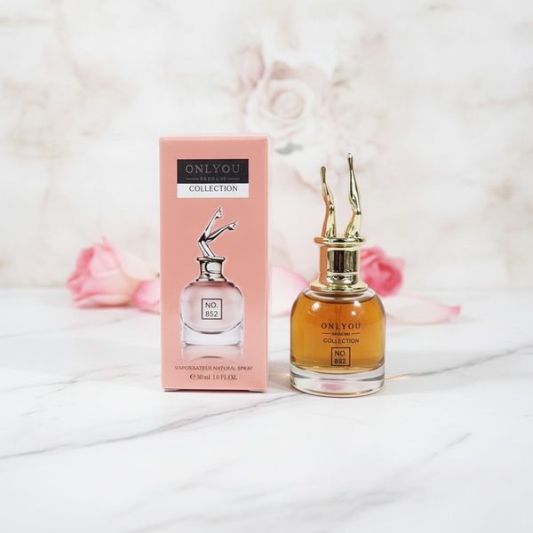 Frasco de perfume Onlyou No. 852 con tapa dorada junto a su caja rosa