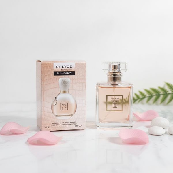 Frasco de perfume de vidrio transparente marca Onlyou junto a su caja de presentación.