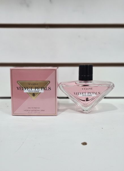 Frasco de perfume rosa Velvet Petals V.V.Love de 90 ml junto a su caja contenedora