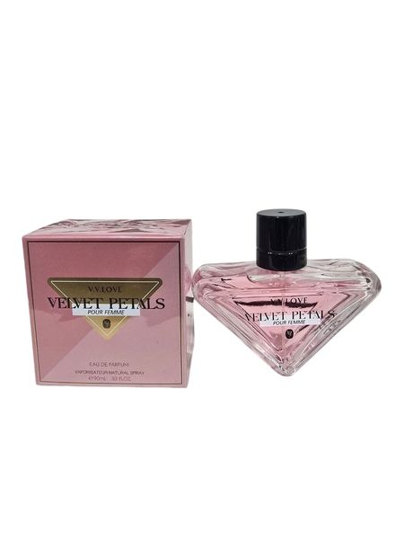 Frasco de perfume rosa Velvet Petals V.V.Love de 90 ml junto a su caja contenedora