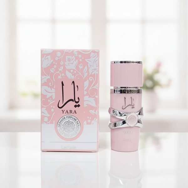 Perfume Yara de Lattafa en frasco rosado junto a su caja original