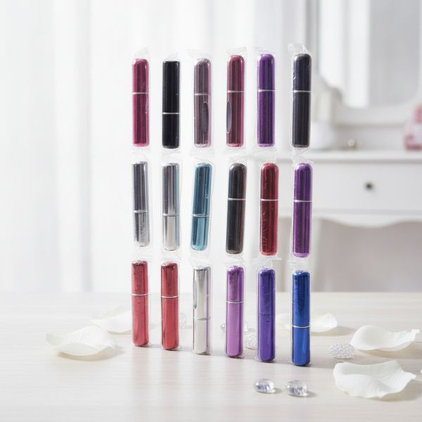 Set de 12 perfumeros recargables metalizados en varios colores empaquetados individualmente.