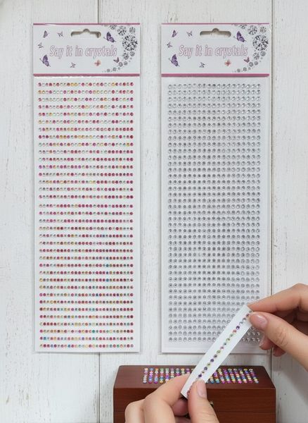 Dos planchas de strass autoadhesivo en tonos multicolor y transparente