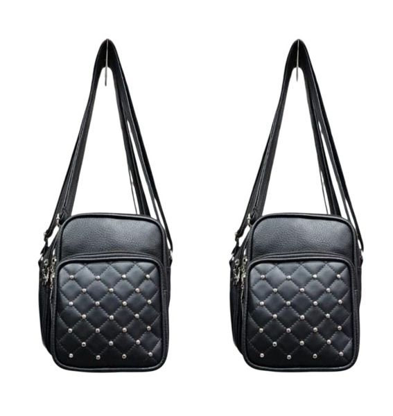 Bandolera negra con bolsillo frontal matelassé y tachas plateadas