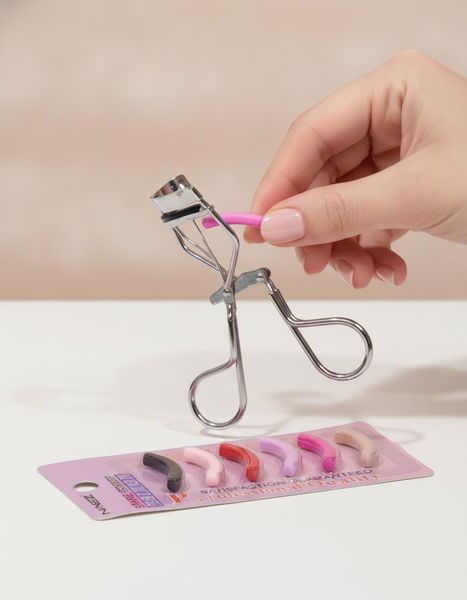 Blíster con seis repuestos multicolor de silicona para arqueador de pestañas.