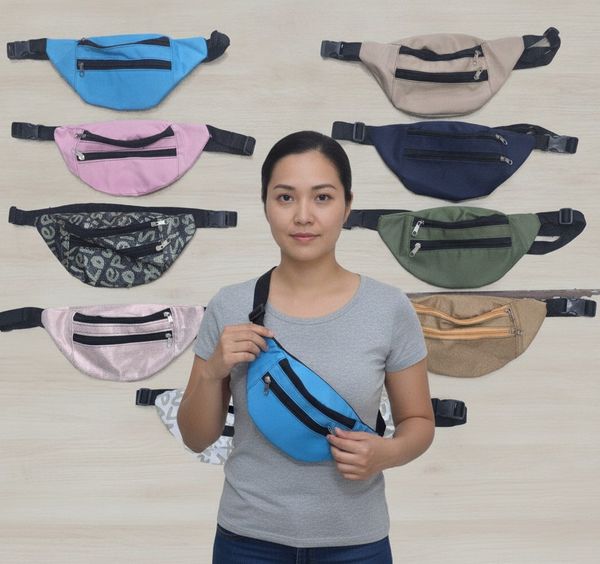 Variedad de riñoneras lisas y estampadas con múltiples cierres extendidas sobre el piso