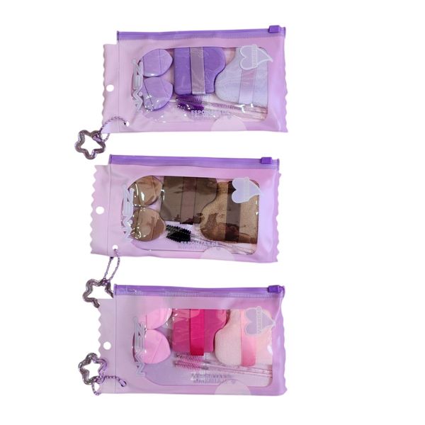 Estuches ziploc rosa con surtido de borlas y esponjas de maquillaje en tonos rosa, violeta y beige