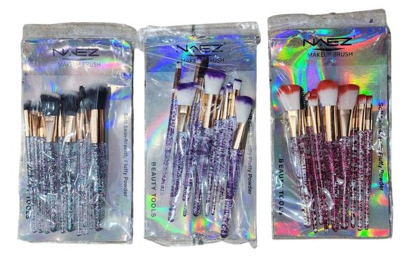 Sets de brochas de maquillaje con mangos transparentes con glitter en varios colores.