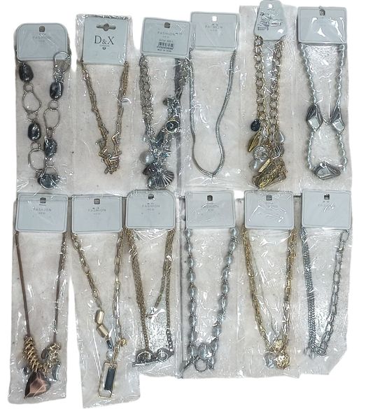 Lote de doce collares de bijouterie variados en blister individual.