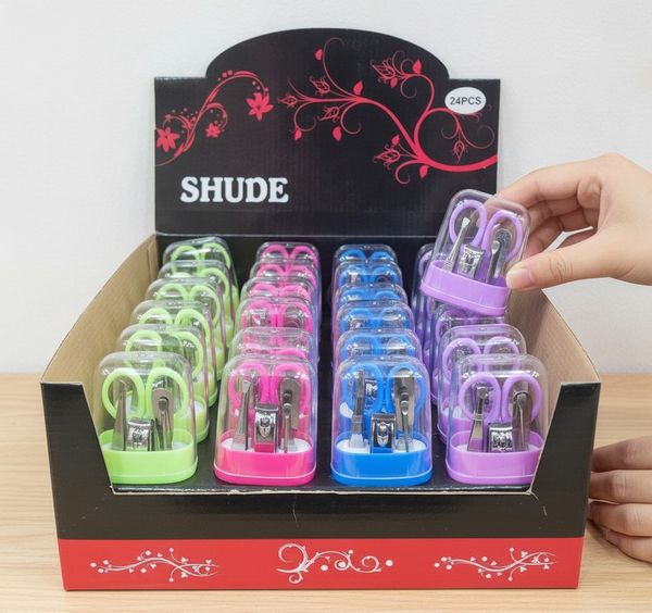 Caja exhibidora con sets de manicuría portátiles en estuches plásticos de colores