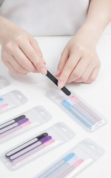 Paquetes individuales con tres limas de uñas de colores cada uno