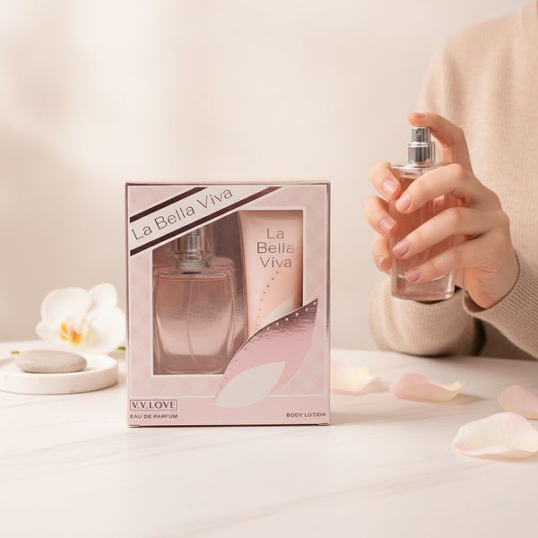 Set de perfume Eau de Parfum y loción corporal V.V. Love La Bella Viva en caja de regalo rosa.