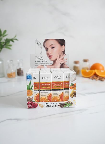 Caja exhibidora de suero facial iluminador con Vitamina C marca CQK
