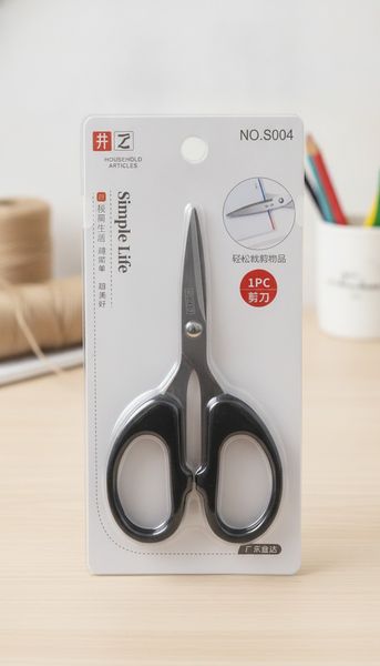 Tijera multiuso con mango negro en blíster