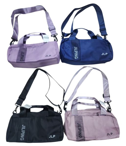 Cuatro bandoleras deportivas en colores lila, azul marino, negro y rosa con correas ajustables.