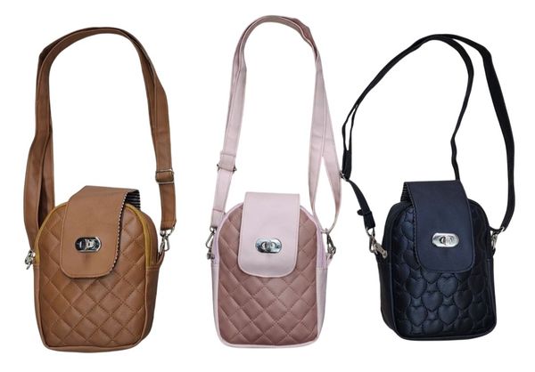 Tres bandoleras pequeñas acolchadas con solapa y broche metálico en colores café, rosa y negro.
