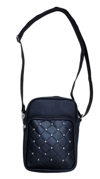 Bandolera negra con bolsillo matelassé y tachas plateadas