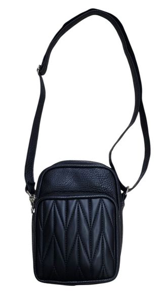 Bandolera negra con tira larga y bolsillo frontal con diseño matelaseado