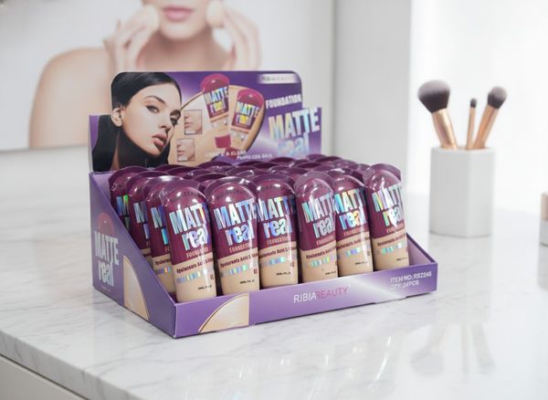 Caja exhibidora con 24 tubos de base líquida de maquillaje Matte Real Ribiabeauty en varios tonos