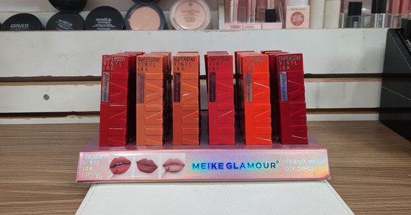Exhibidor con 24 brillos labiales líquidos Meike Glamour de varios tonos