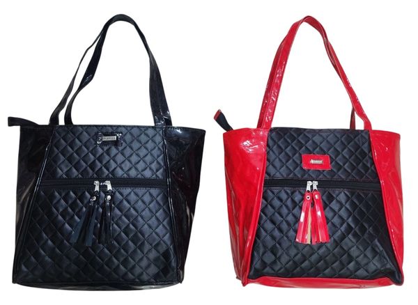 Cartera matelaseada con detalles de charol y bolsillo frontal con flecos