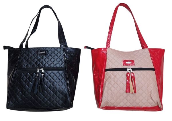 Dos carteras de hombro con frente matelassé y bolsillo con cierre, una negra y otra combinación rojo y beige.