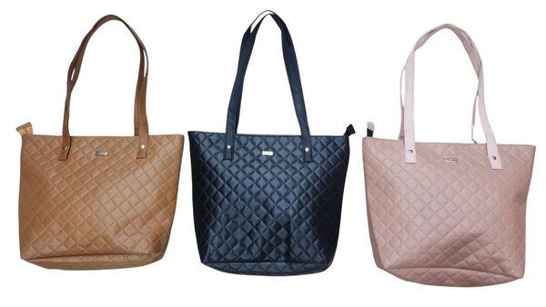 Tres carteras de hombro matelassé en colores marrón, negro y rosa claro sobre piso cerámico.