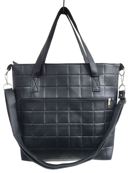 Cartera tote matelasseada de color negro con manijas de hombro y correa larga desmontable.