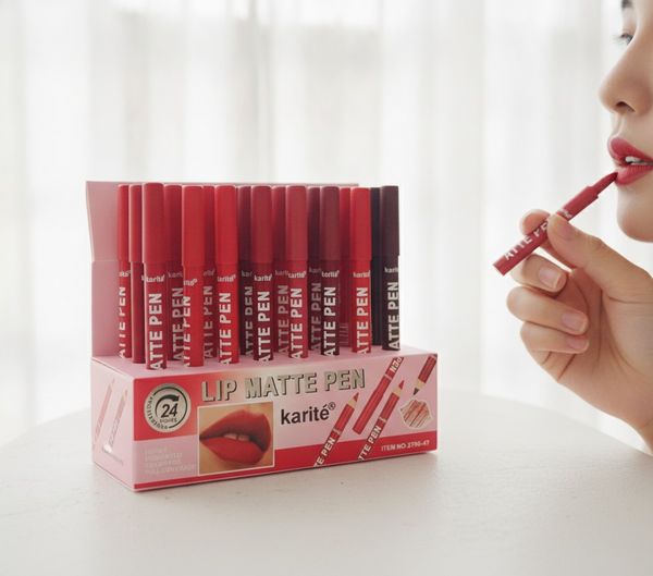 Exhibidor de labiales en lápiz Karité Lip Matte Pen en varios tonos de rojo