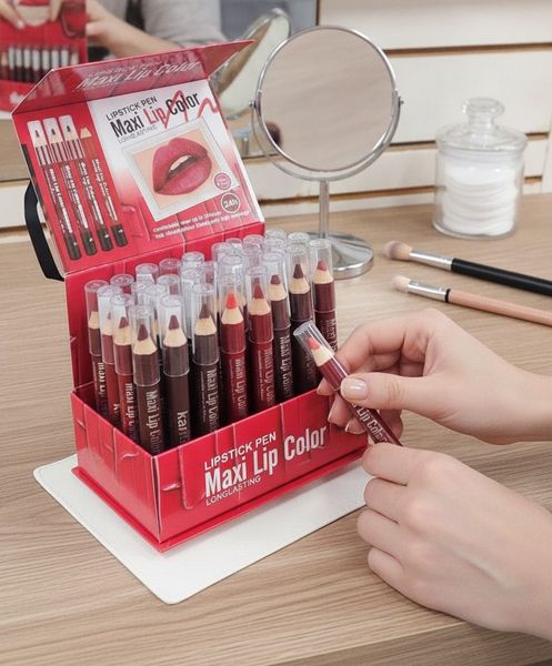 Exhibidor con lápices labiales Maxi Lip Color en tonos rojos y oscuros
