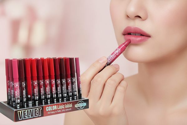Exhibidor con lápices labiales en formato crayón marca Velvet con variedad de tonos.