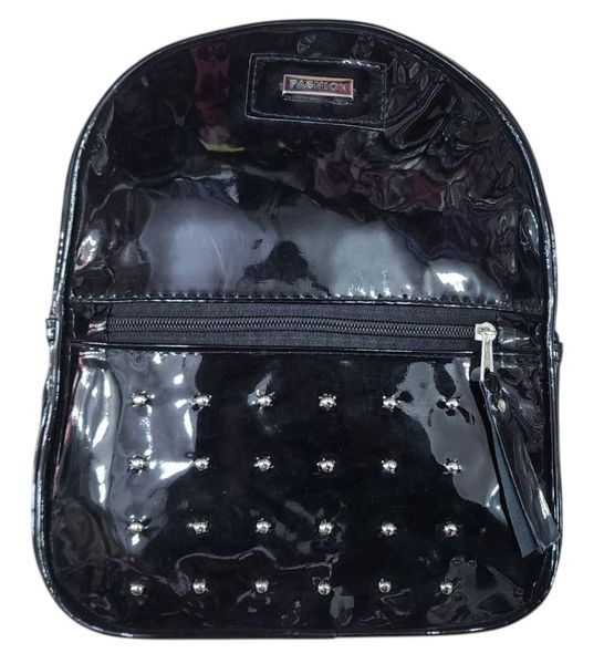 Mochila negra de charol con bolsillo frontal decorado con tachas metálicas