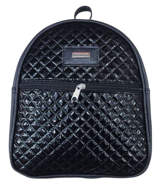 Mochila urbana de mujer negra con textura matelassé brillante y bolsillo frontal