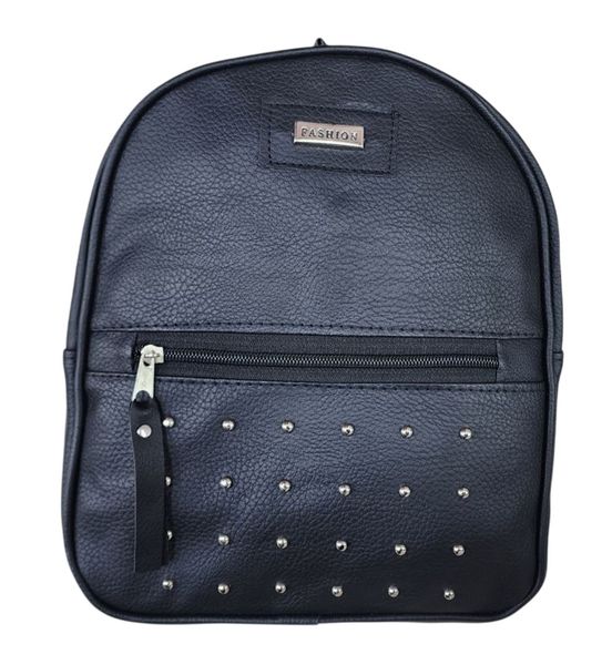 Mochila negra de textura sintética con tachas metálicas en el bolsillo frontal