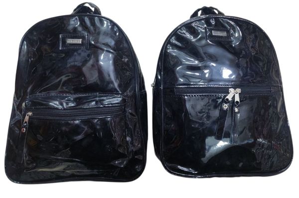 Mochilas urbanas para mujer confeccionadas en charol negro con bolsillo frontal
