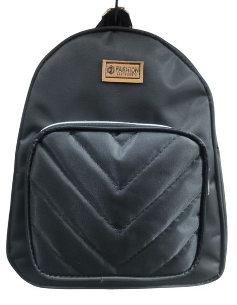 Mochila urbana negra con bolsillo frontal acolchado chevron