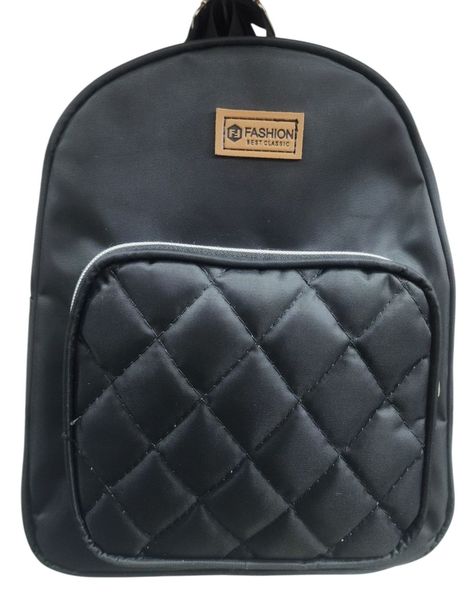 Mochila urbana negra con bolsillo frontal con diseño matelassé y parche decorativo superior.