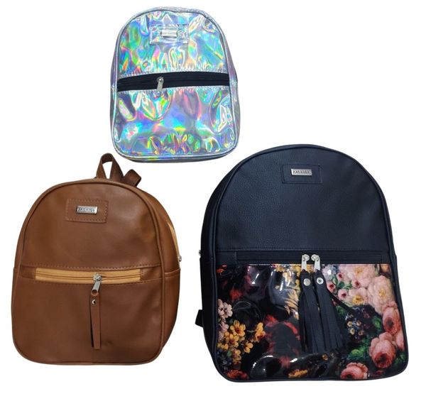 Tres mochilas urbanas para mujer en estilos holográfico, camel y negro floral