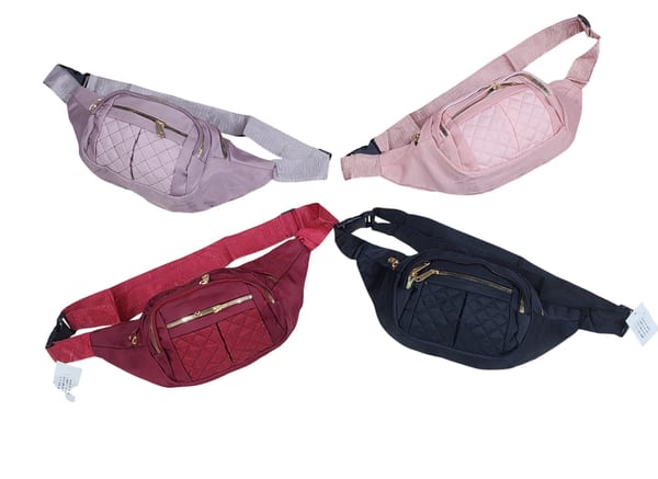 Cuatro riñoneras con frente matelassé en colores lila, rosa, bordo y negro dispuestas sobre el piso.