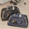 Bolso-de-Viaje-con-Bolsillo-Frontal-Colores-Surtidos-2-unidades-comercial-1.jpg Dos bolsos de viaje confeccionados en tela, uno negro con gris y otro azul marino con gris.