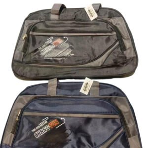 Bolso-de-Viaje-con-Bolsillo-Frontal-Colores-Surtidos-2-unidades-fondo-blanco.jpg Dos bolsos de viaje confeccionados en tela, uno negro con gris y otro azul marino con gris.