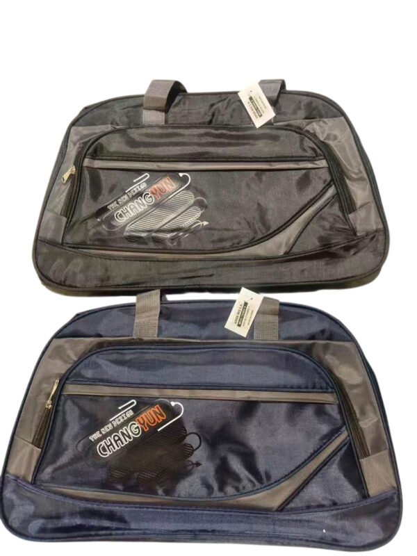 Bolso-de-Viaje-con-Bolsillo-Frontal-Colores-Surtidos-2-unidades-fondo-blanco.jpg Dos bolsos de viaje confeccionados en tela, uno negro con gris y otro azul marino con gris.
