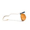 modacool-bandolera-ovalada-mostaza-cadena-fondo-blanco.jpg Bandolera pequeña color mostaza con correa de cadena sobre superficie de madera