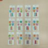 modacool-broches-y-colitas-flores-comercial-1.jpg Doce tarjetas exhibidoras con mini broches de plástico en forma de flor y colitas elastizadas para el pelo en varios colores.