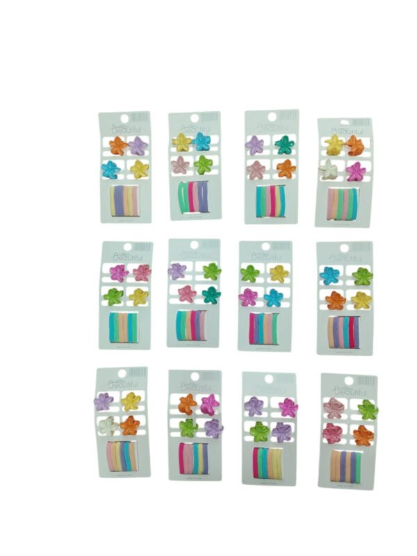 modacool-broches-y-colitas-flores-fondo-blanco.jpg Doce tarjetas exhibidoras con mini broches de plástico en forma de flor y colitas elastizadas para el pelo en varios colores.